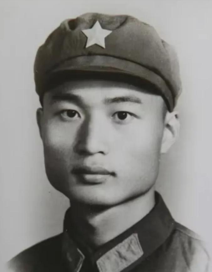 1951年，志愿军飞行员刘玉堤奉命返航途中，无意间向云层下面瞟了一眼，竟然看到了