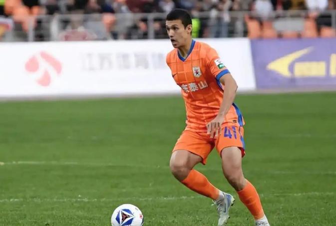 新疆小伙依木兰：场上最安静的指挥官，场下最撕裂的处境⚽💔足球场上，有人靠嗓