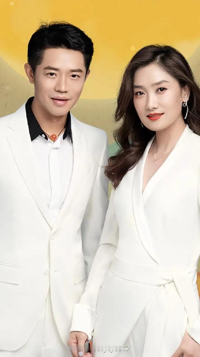 有一次，凤凰传奇演出完，曾毅带着玲花回自己家吃饭，曾父问她：“你俩在一起这么长时