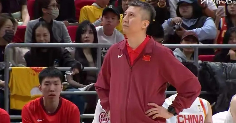 客战韩国，阵容必须调整！1、胡明轩必须弃用！必须弃用！亚洲杯和世预赛首场一再