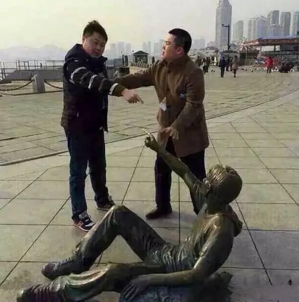 不是你碰的为什么要去扶……国庆节假期到大连星海广场，小雨路滑，这不摔倒了一位。这