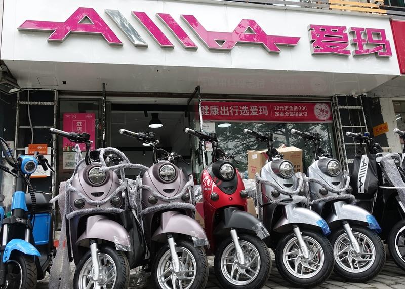 雅迪爱玛回应电动车新国标车型质疑最近新国标电动车引发了不少网友吐槽，多地车行新