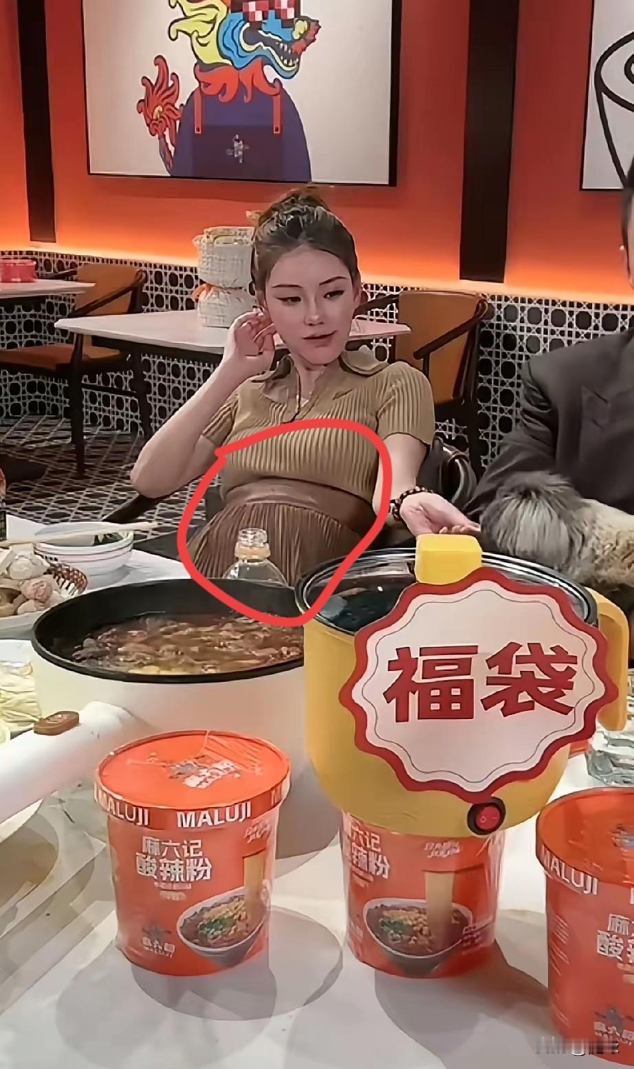 网友不用猜了，马筱梅也不用官宣，已经完全藏不住了！网友说肚子已经很明显了，她回