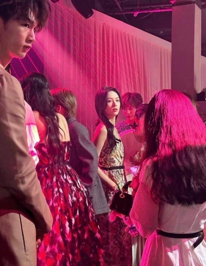 终于理解了霸总为什么总能在人群中一眼锁定女主了