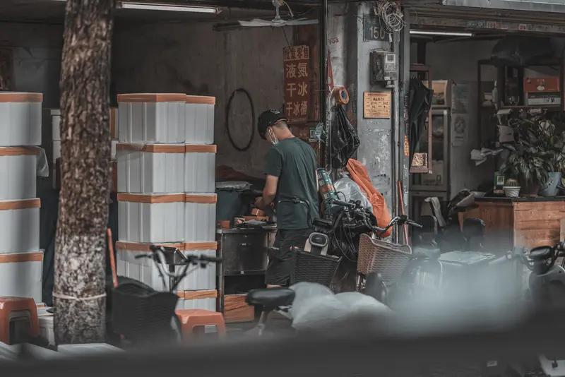 《笑林广记》幽默故事的独特之处：接地气的市井烟火气：素材全是老