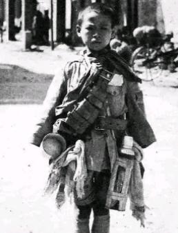 1938年，日军想拍摄一个懦弱的中国战俘形象，于是找到了15岁的季万方，他瘦小得