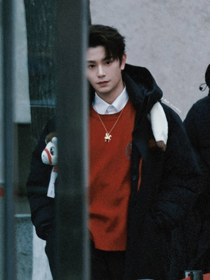 丁禹兮春晚联排穿红毛衣背小马包春晚联排路透好亮眼，小马包萌趣又应景，红毛衣更是