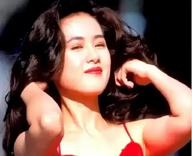 1996年，李丽珍推开王晶递来的400万支票时，没想过这叠钱能买下九龙一套房，也