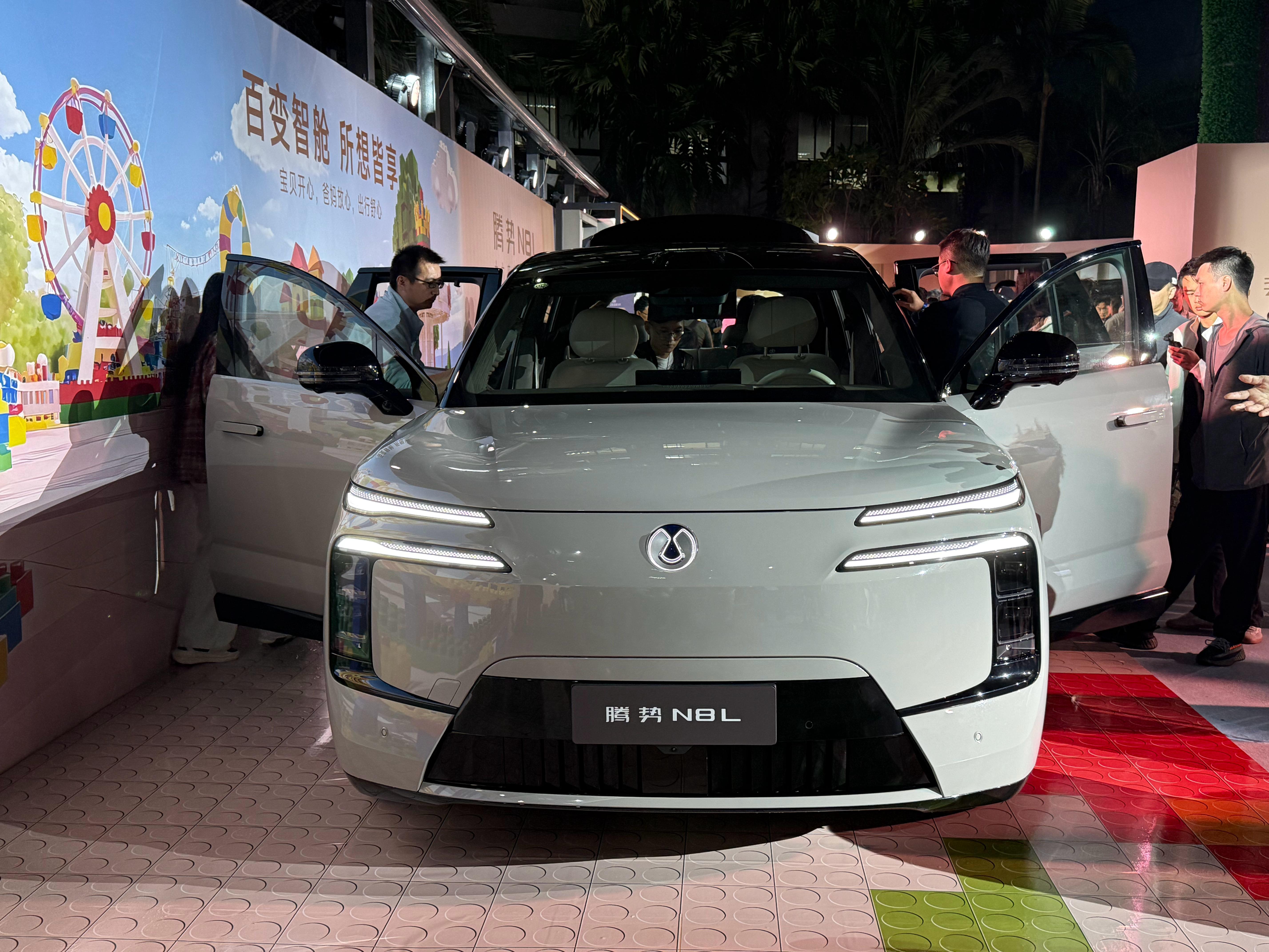 腾势N8L，29.98-32.98w，这个价格直接击碎天花板超越行业9系的机械性