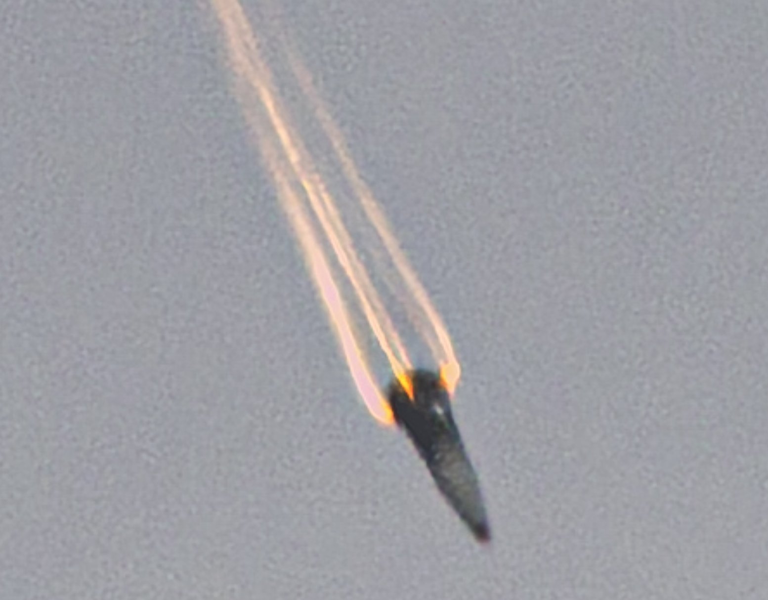 整场战争到目前为止拍得最清楚的伊朗弹道导弹弹头画面，而且是大白天不是夜里一个小光