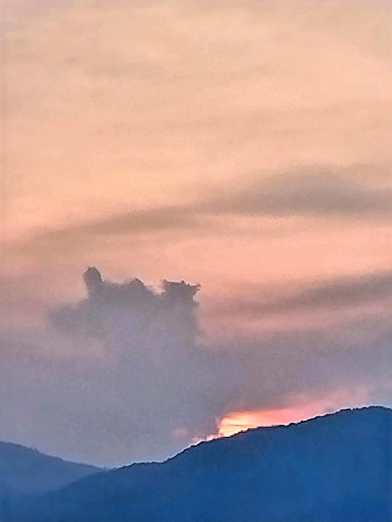 云海翻滚，夕阳西下，山峦起伏，美不胜收。站在窗前，我被这如画的美景深深吸引。那翻