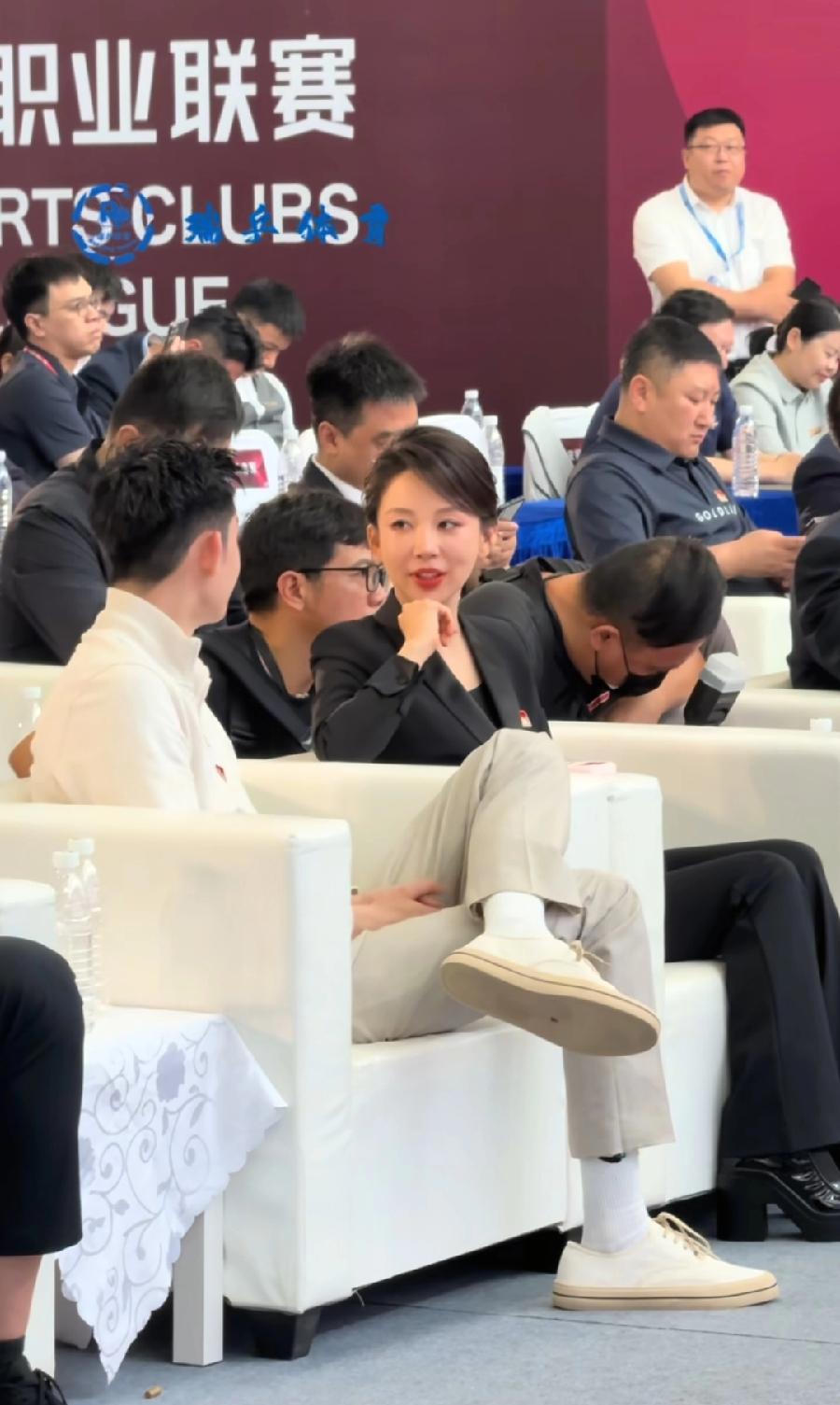 吴宜泽开会与潘晓婷聊天，还翘着二郎腿，说实话有点不合适，二人对演讲人不尊重，特别