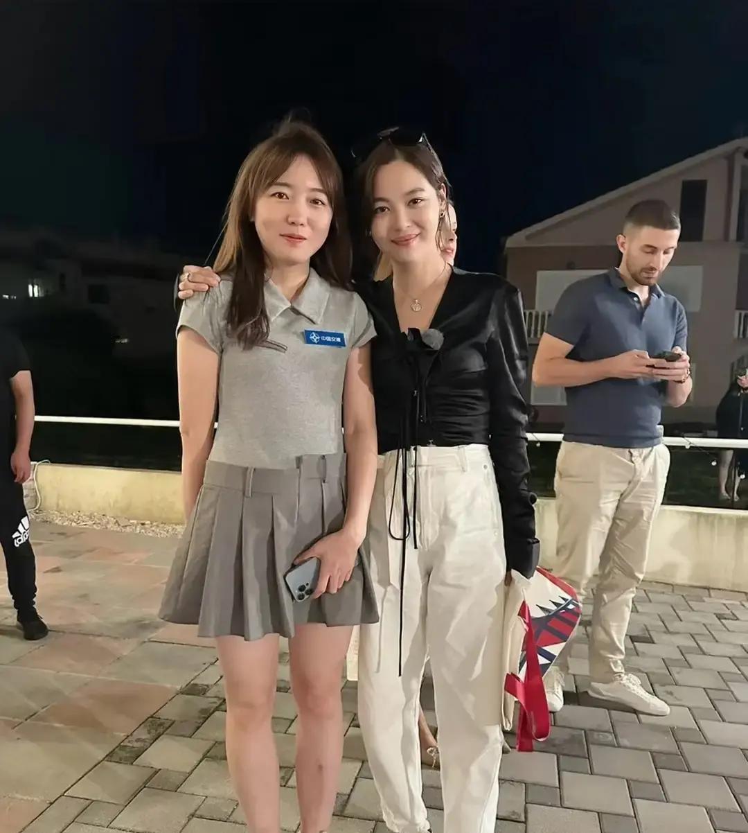 王子文当场脱掉高跟鞋，摄像师愣住了。你以为的159cm，可能是一双羊毛袜的厚度