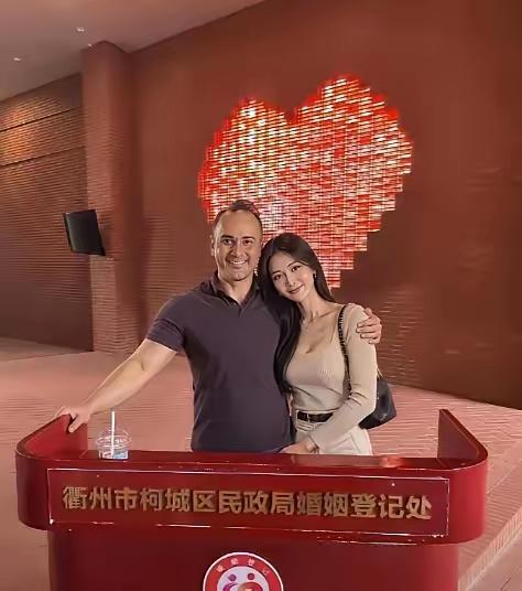 ​​衢州民政局的一张跨国结婚照在网上传开了，照片里，一对新人笑得挺开心，很幸福的