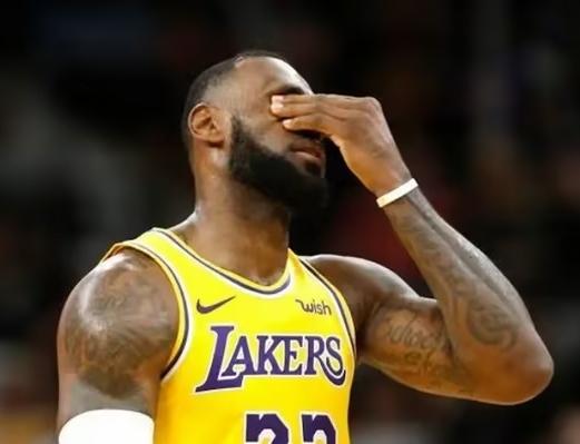 詹姆斯命苦啊！湖人刚刚伤了东契奇，现在又伤了小里弗斯。常规赛收尾、季后赛首轮，