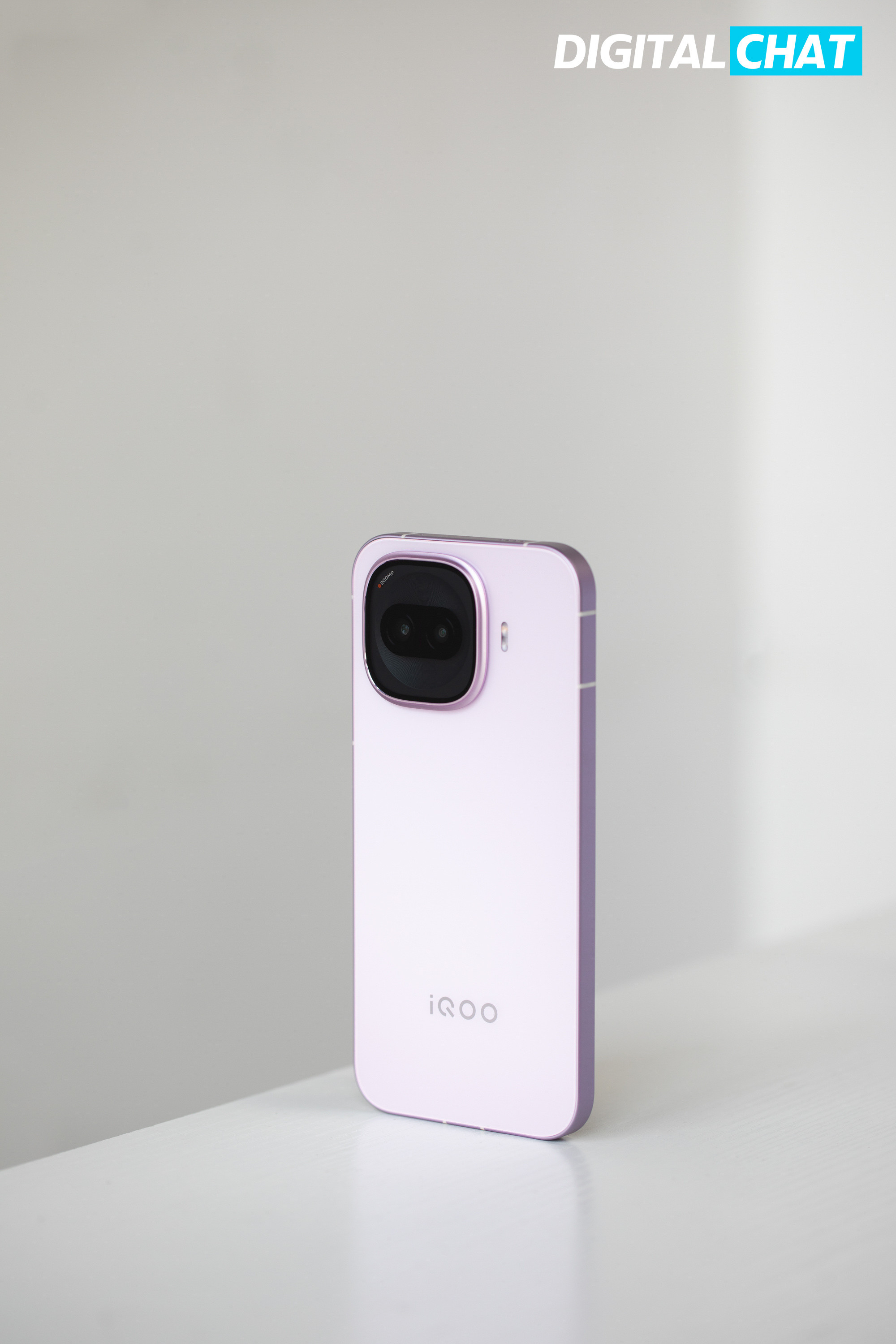 简单上手iQOOZ11Turbo「光晕粉」，这台机器的颜值和手感确实没得挑。