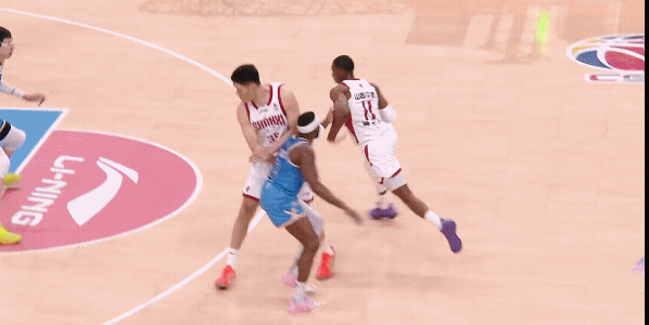 迪亚洛这是打着急了，连自己队友“都打都不放过”，迪亚洛这一下打在队友焦海龙身上，