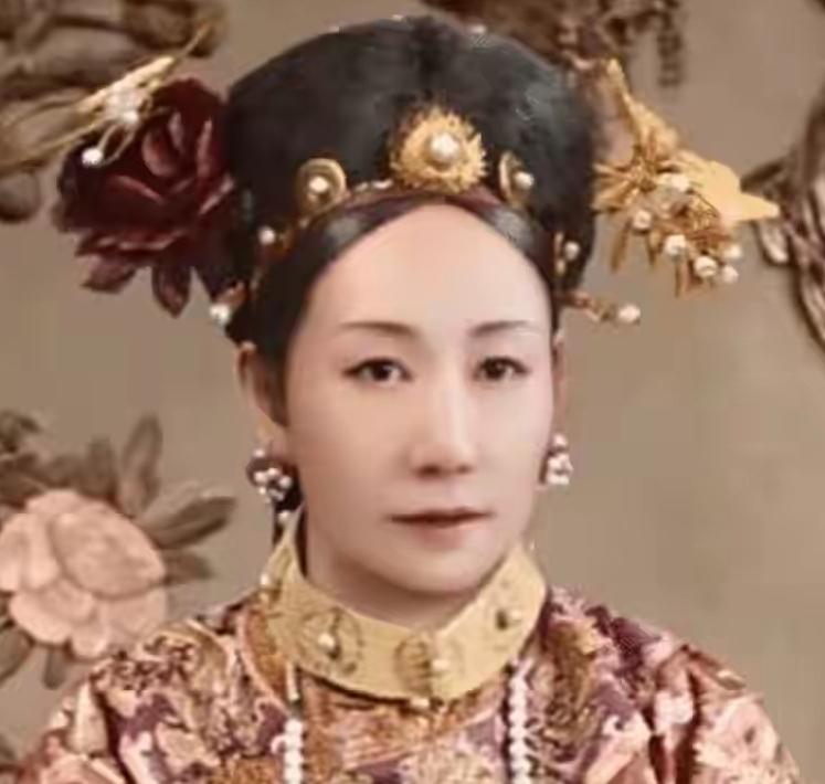 左图之人，真没有右图这个坏。慈禧吃满汉全席，为自己筹备60岁生日搜刮的民脂民膏，