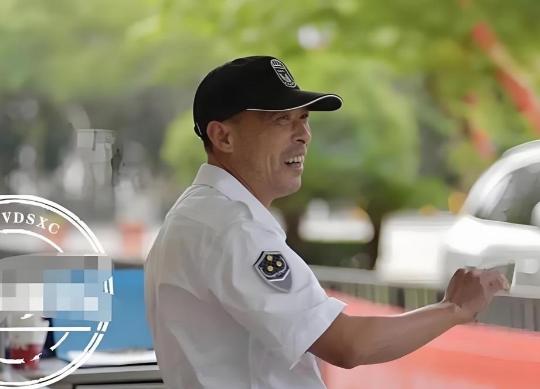 2018年，南昌一个保安上班喝了点酒被物业开除。谁料，消息刚传出，小区1000多