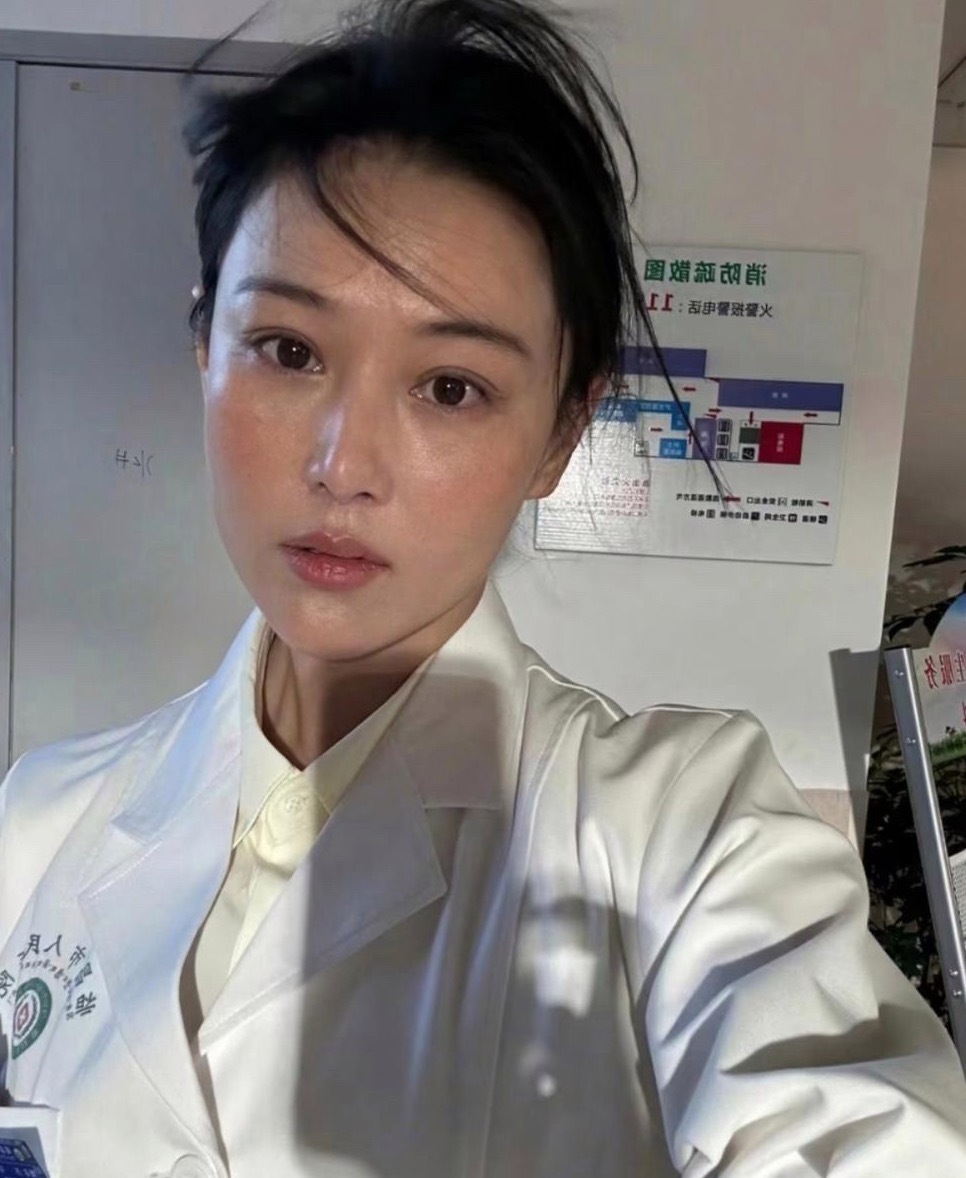 我的天哪，张馨予素颜状态太好了吧!这皮肤吹弹可破。