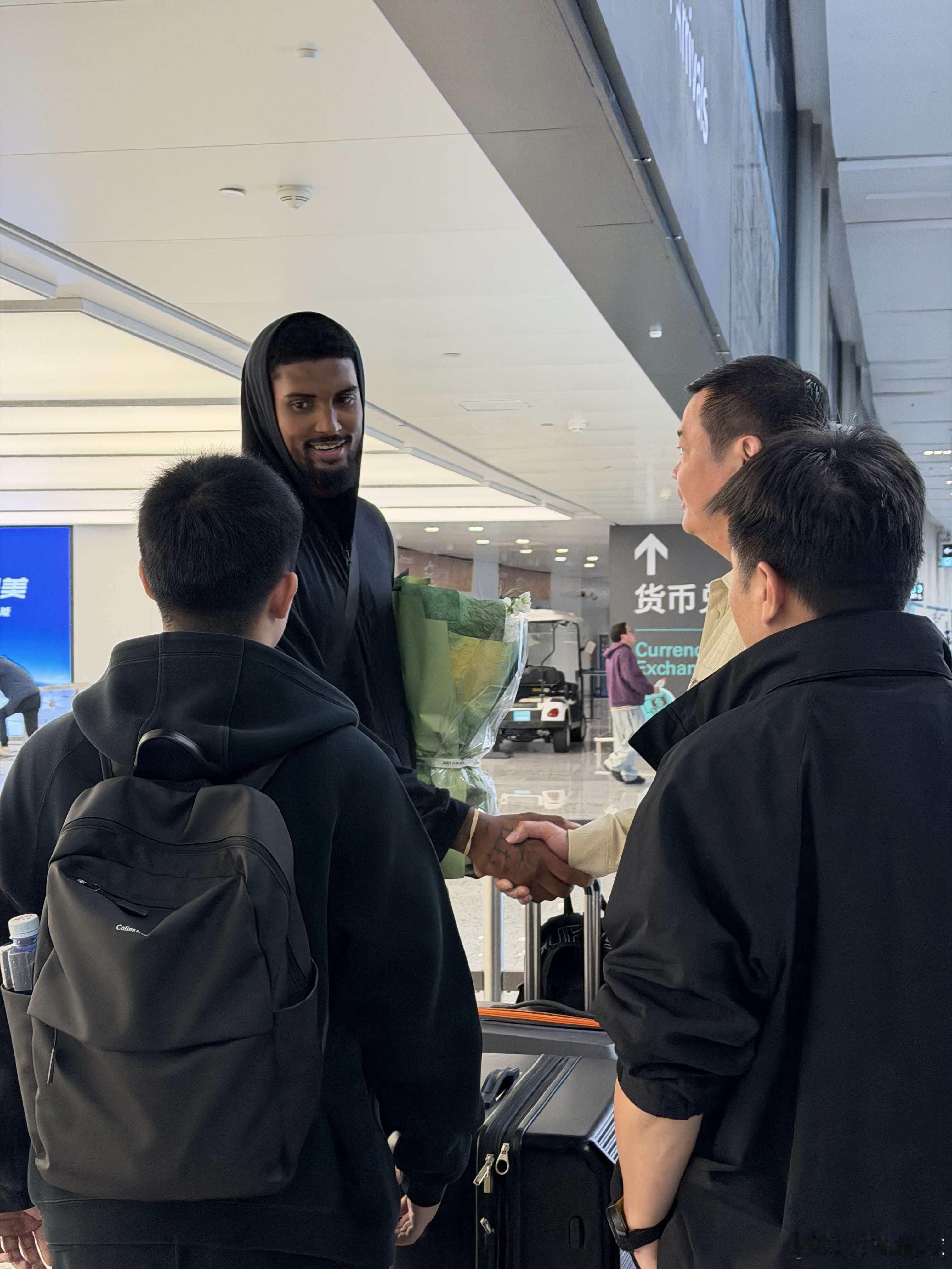 广厦男篮大外援马利克威廉姆斯已抵达浙江，卫冕冠军补强内线最后一块短板，这样目前C