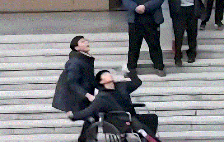 安徽，一高中老师在网上分享，一个同学推着轮椅男生一起在操场打羽毛球的一幕。而因同