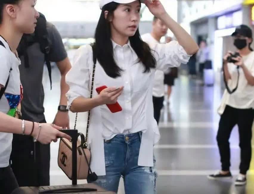 富婆李念生完三胎在机场露面啦，穿牛仔裤白衬衫，看着活力满满，状态超棒！[鼓掌][
