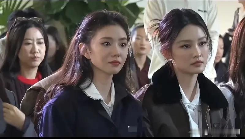 近日，刘浩存与李沁参加某活动现场，两人同框了，镜头中的她们真的好美啊，虽然看上去