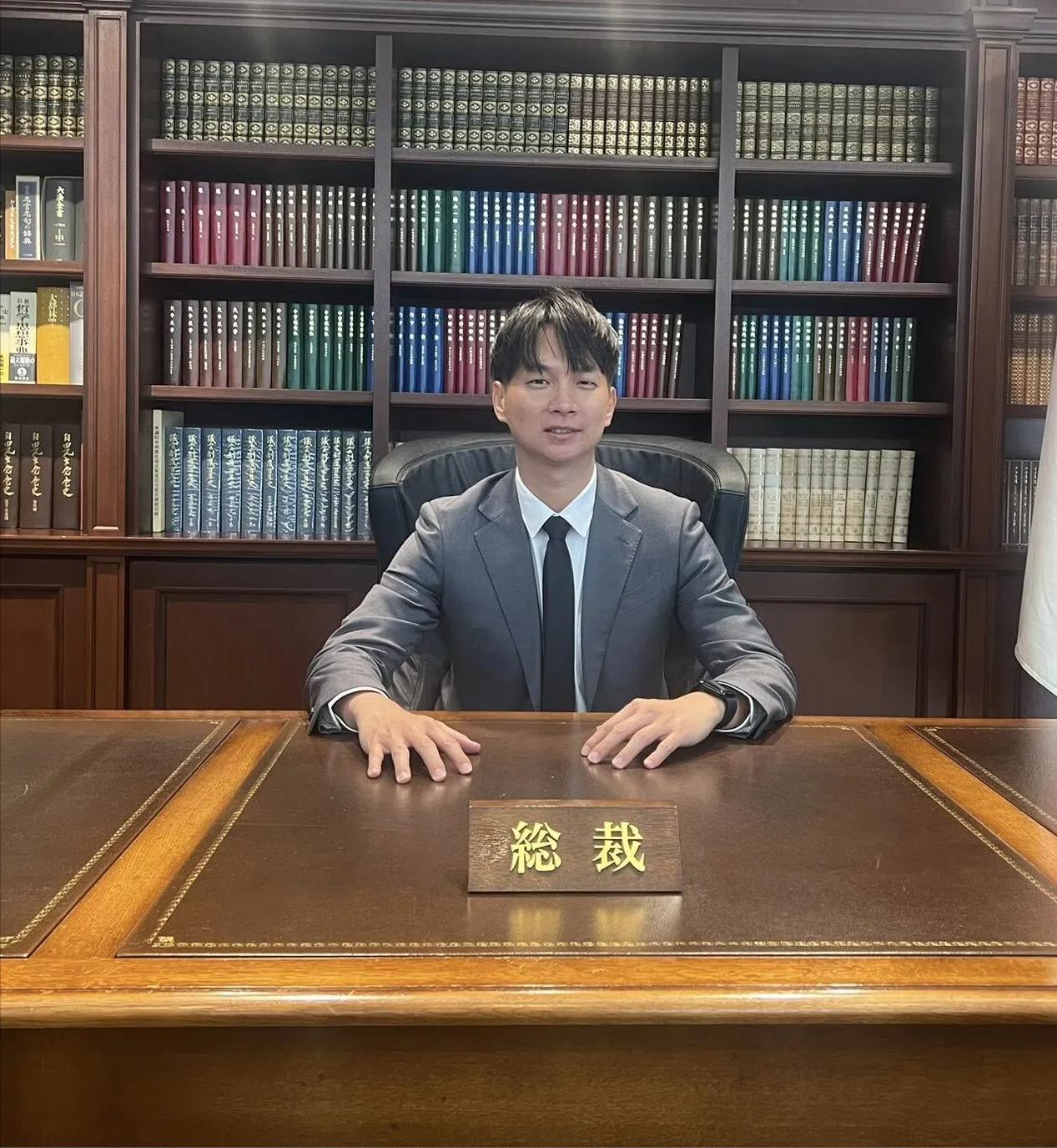 台湾民众党干部坐着高市早苗的位置还拍照发社交媒体，网友点评：“中学生毕业旅行的操