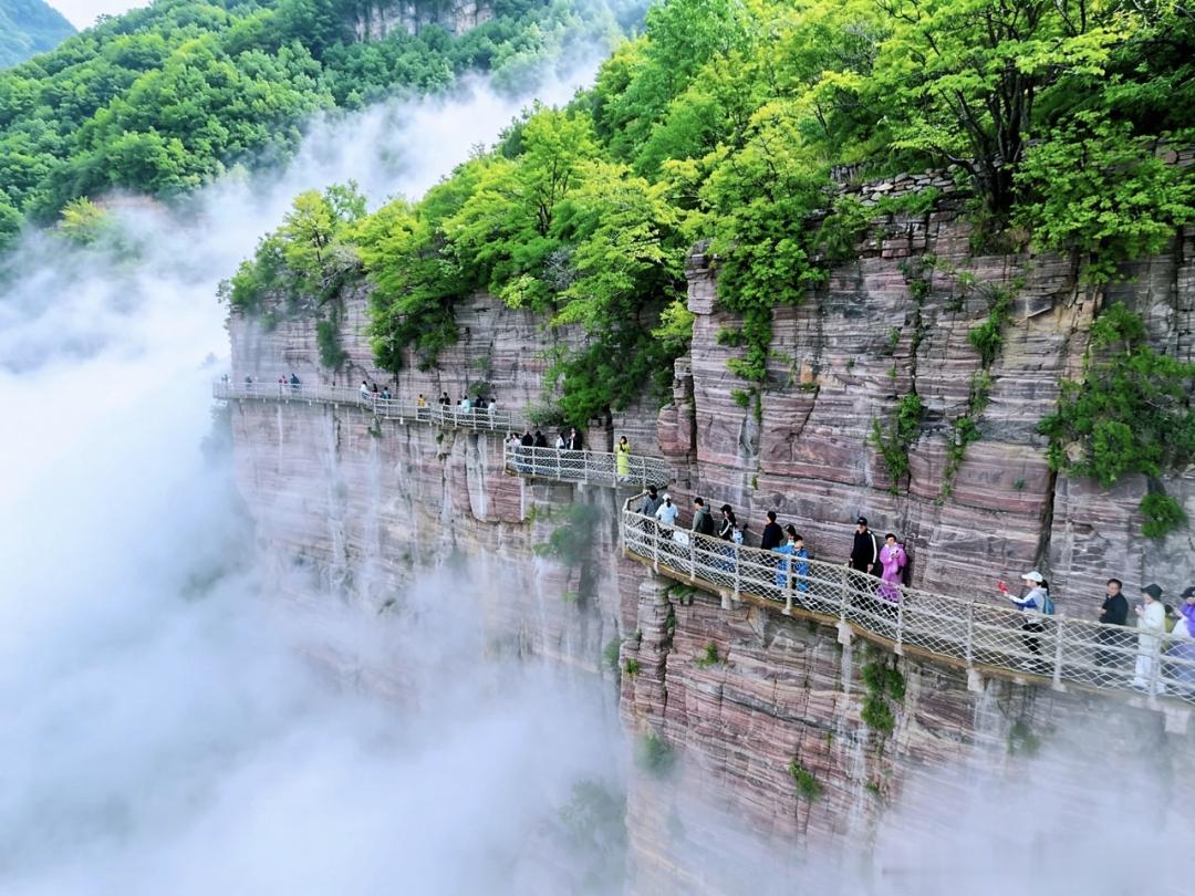 河南出片点位分三类，国风古建、工业潮街、山水秘境全覆盖。洛邑古城、神垕古镇适配汉