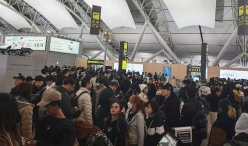 我就纳闷了，中日关系如此紧张！为什么只有中国人纷纷从日本回国，然而却不见在中国的