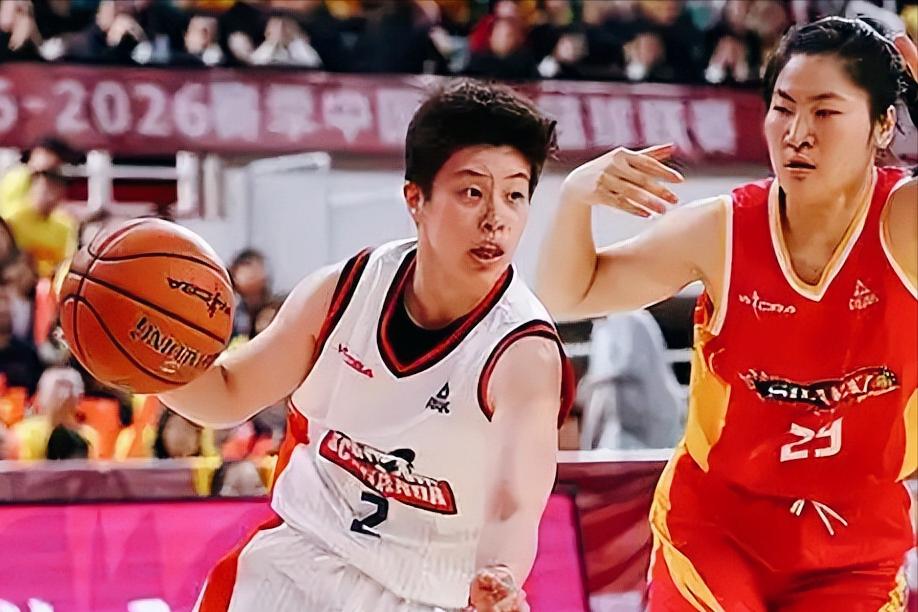 太嫩了！山西末节前8分钟只拿2分，四川女篮夺冠多亏这3个人。四川女篮两大主力