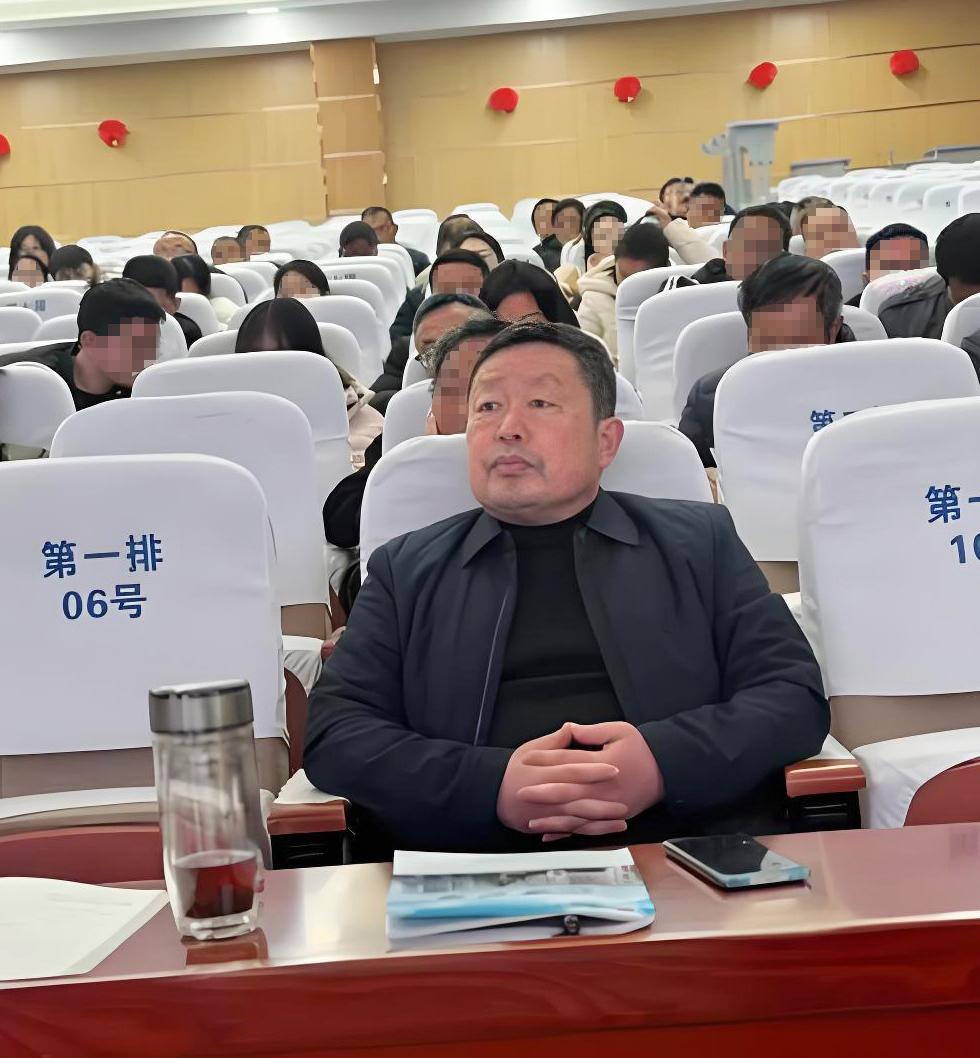 马上就到除夕了，安徽省亳州市利辛中学的戴校长内心一直在起伏，还是果断决定主动去说