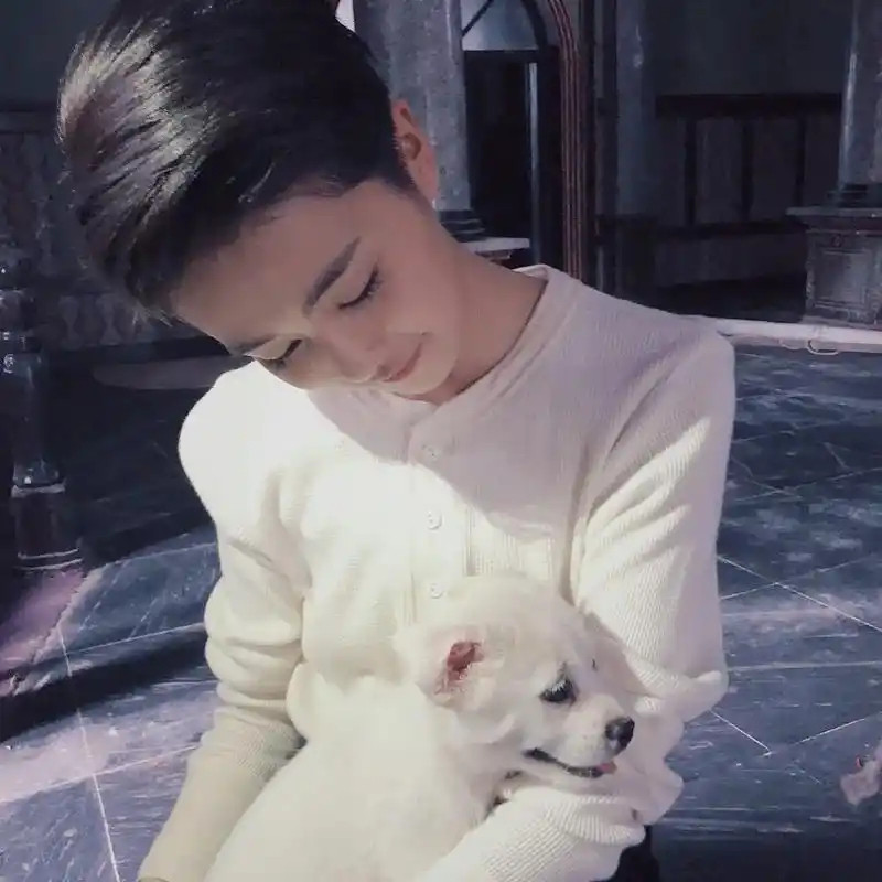 我发现内娱有些男明星脱光了，都没有白鹿剃个短发帅。天生的演员就是什么都能演，不局