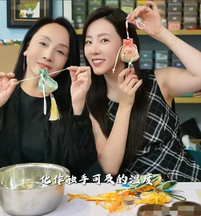 母亲节，李思思陪妈妈逛街，亲手做香囊，她的大鼻孔和妈妈一样……李思思是大美女