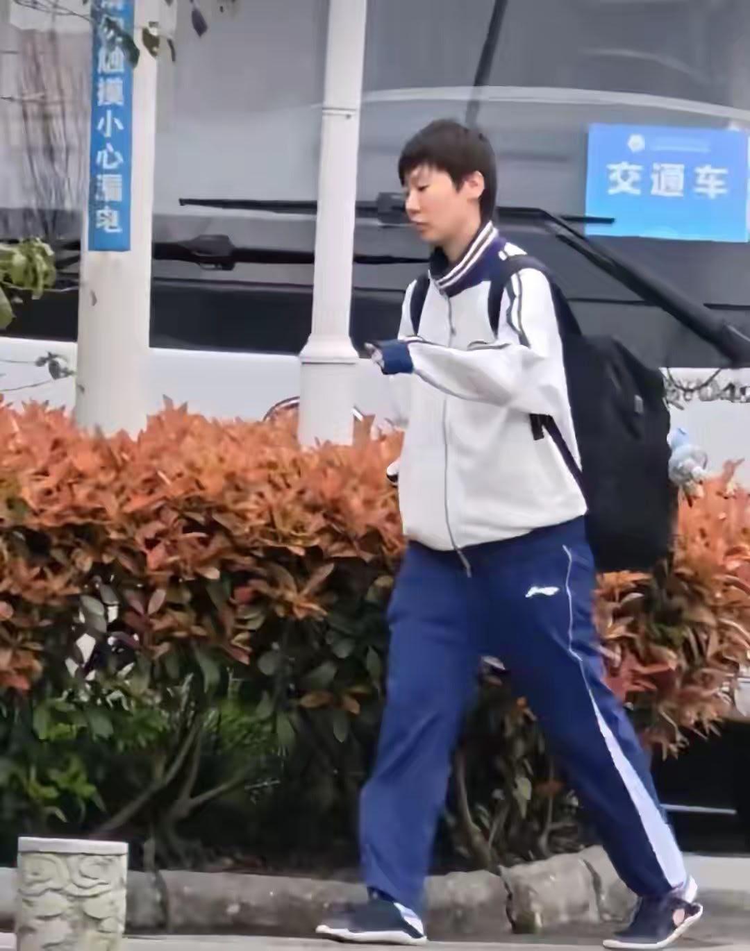 【一副学生妹妹的感觉：王曼昱在成都，训练之余漫步街头】🏃♀️王曼昱成都集训