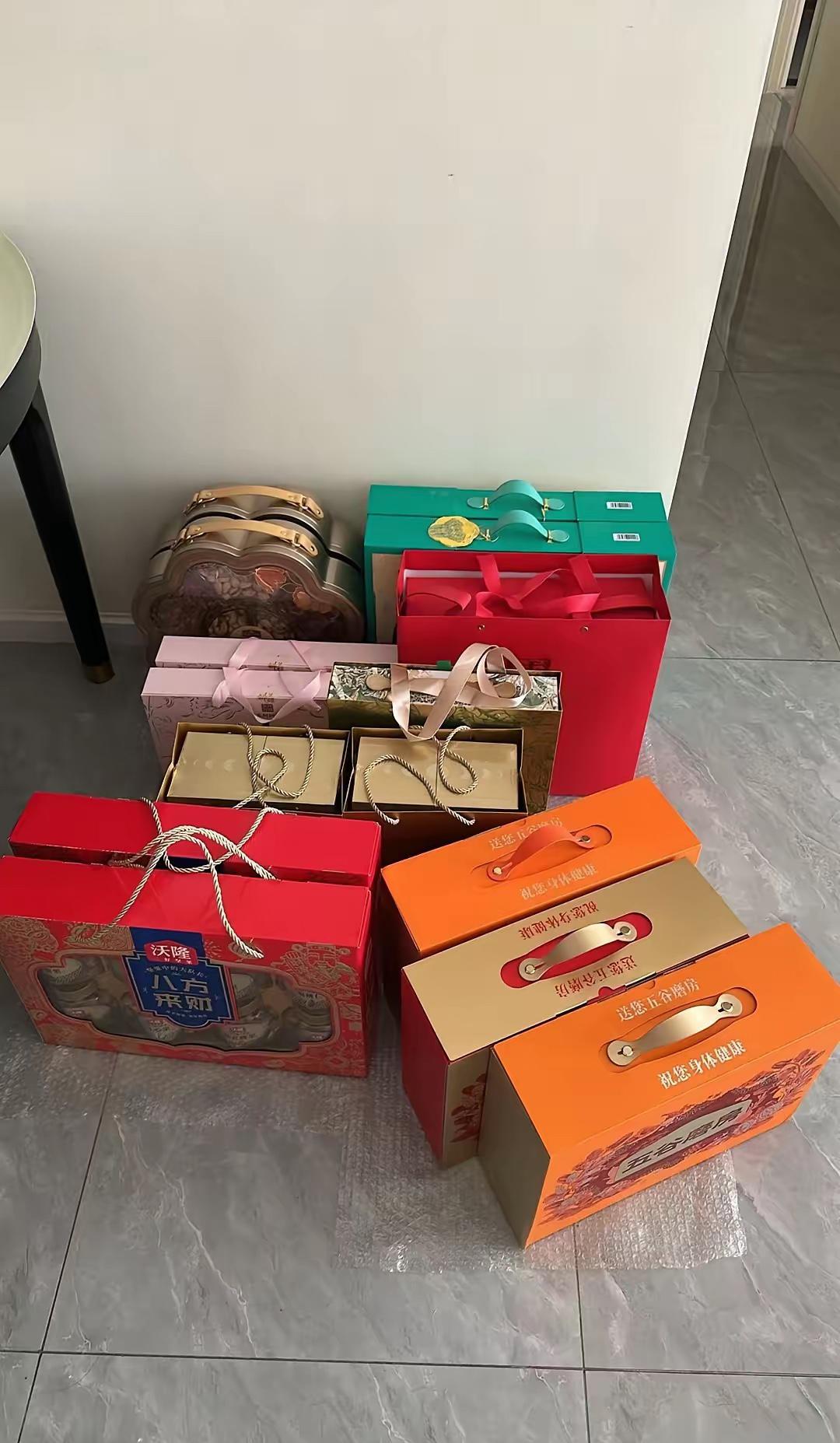 以前过节，我只拎一份礼回娘家。今年中秋，我买了整整两份。弟媳开门的时候，眼睛都直