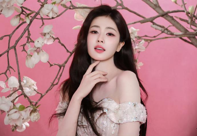 最近白鹿在参加活动的时候搭配了一件粉色的裙子，看起来年轻又迷人。白鹿有着极为