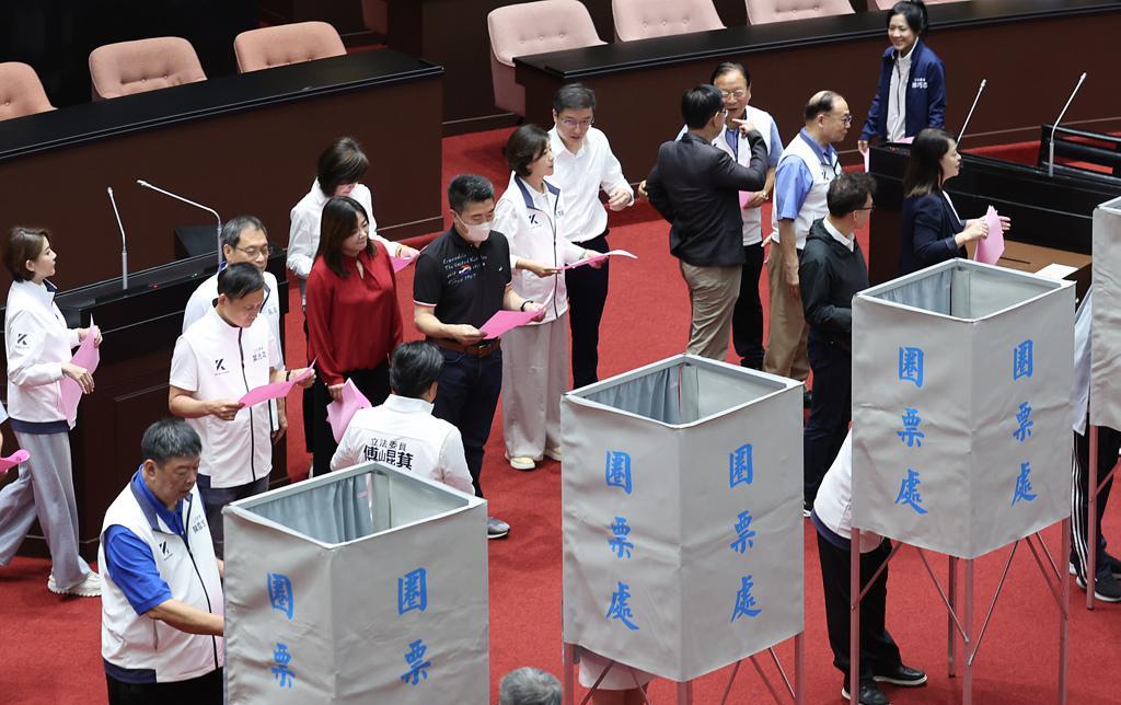 蓝白打脸赖清德封杀全部7位大法官！台湾“立法院”在今（25日）上午行使大法官