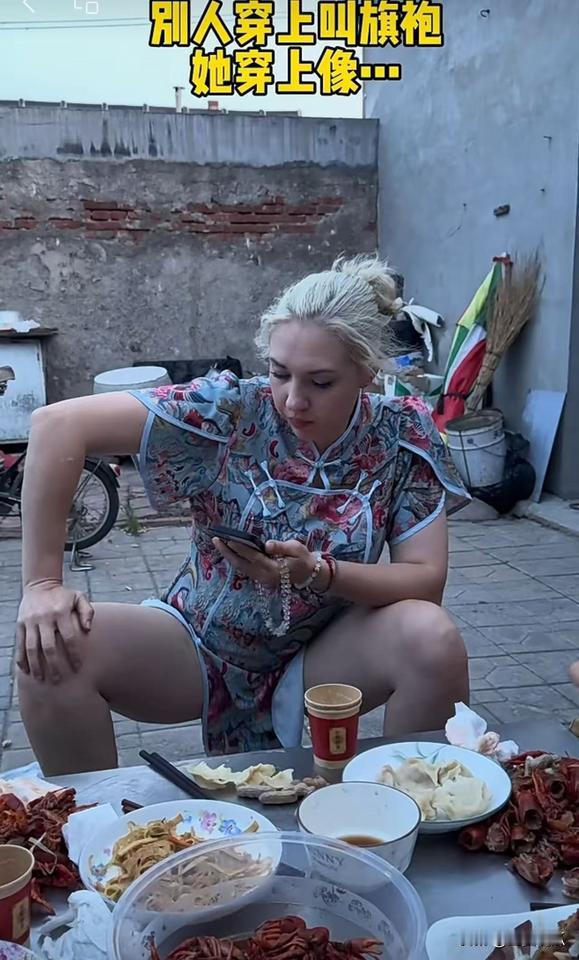 入乡随俗，中国好媳妇被山东同化的老外会用筷子会夹菜会开瓶子，爱吃蒜瓣尤其
