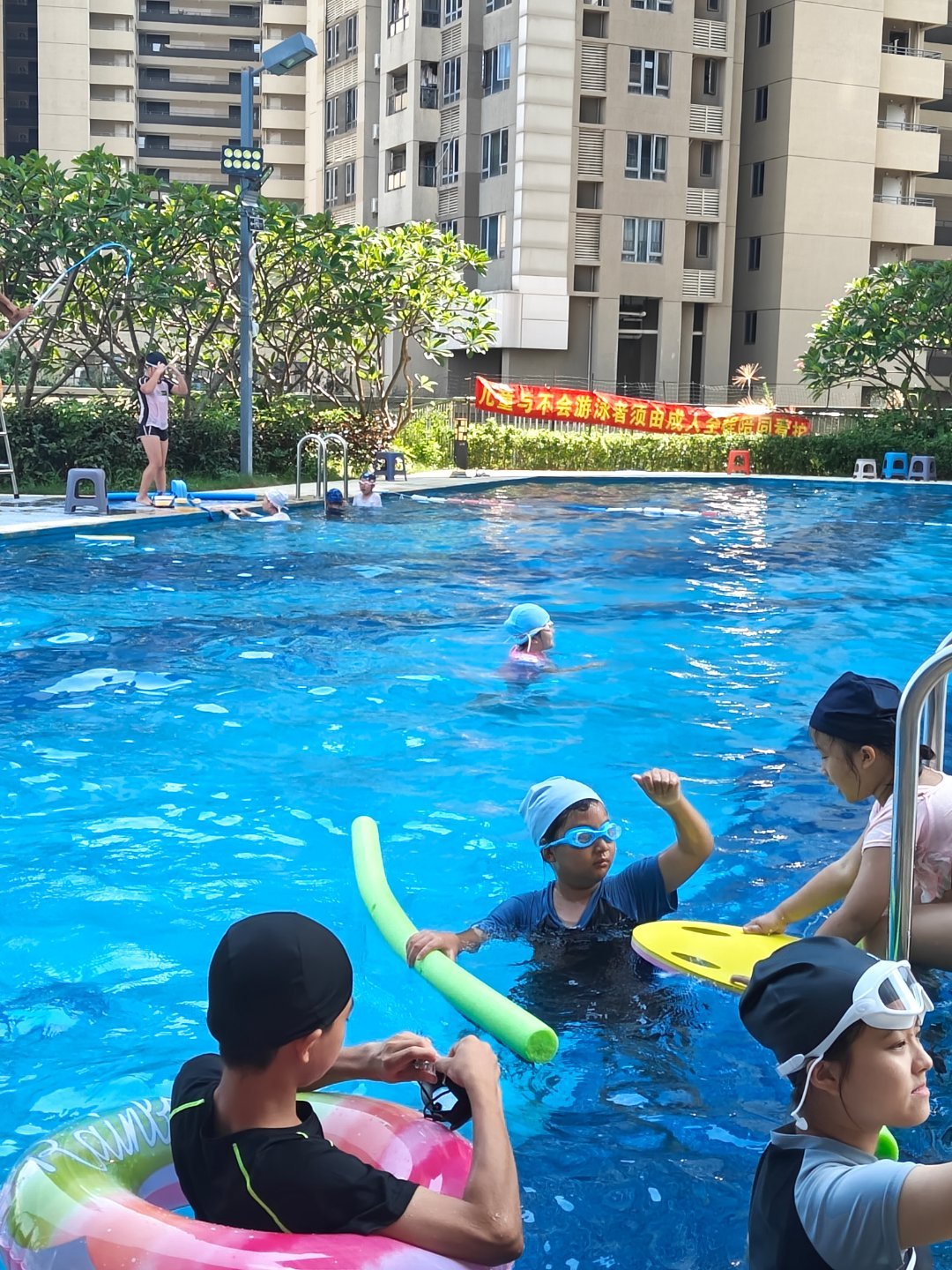 先不管会不会游，小孩子似乎都喜欢玩水