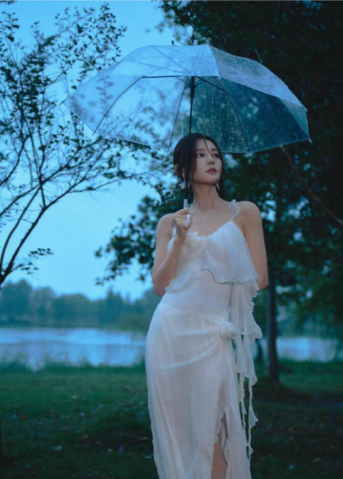 李一桐释出一组写真大片​​​！太有情绪感了