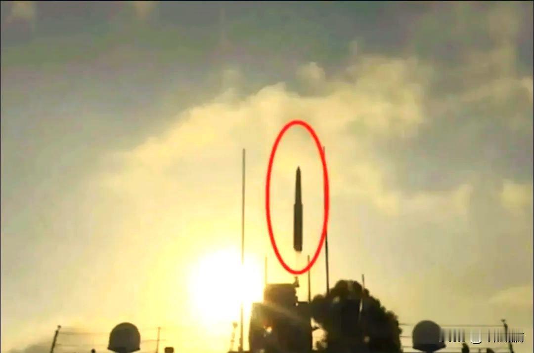 最近海军发了个视频，头一回亮出来鹰击-20导弹打海上靶子的最后一段。导弹在快撞上