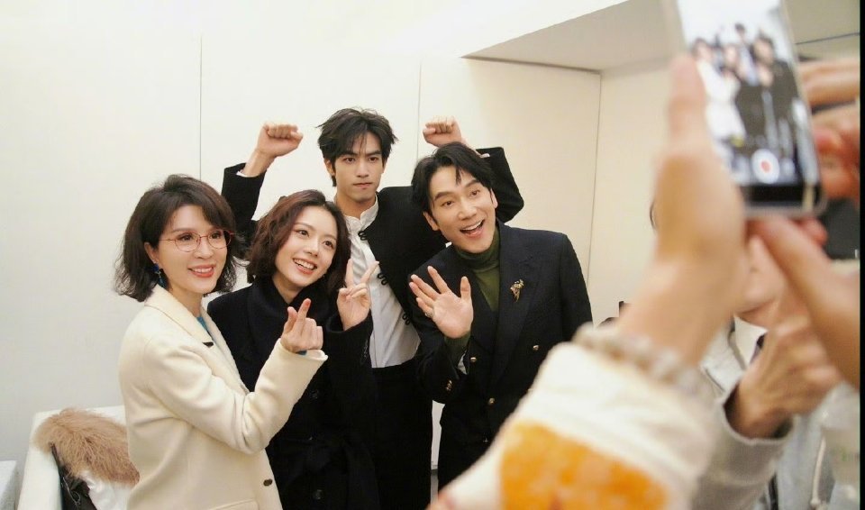 林依轮晒庆功宴合照，舅舅再抖抖再抖抖们龙麦好合拍