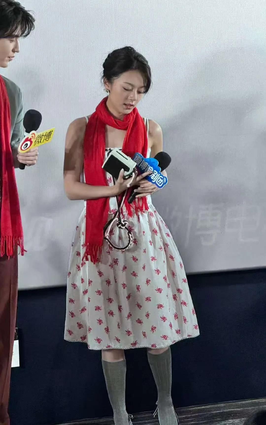 赵今麦这个造型让人两眼一黑，这是得罪什么人了吗？真不敢相信赵今麦今天这个穿搭，
