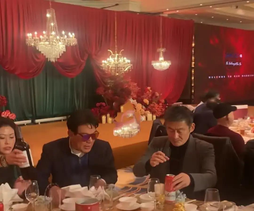 一杯酒下肚，脸就红了；一杯茶在手，眼神还亮着。景岗山举杯不停，指尖泛着油光，喉