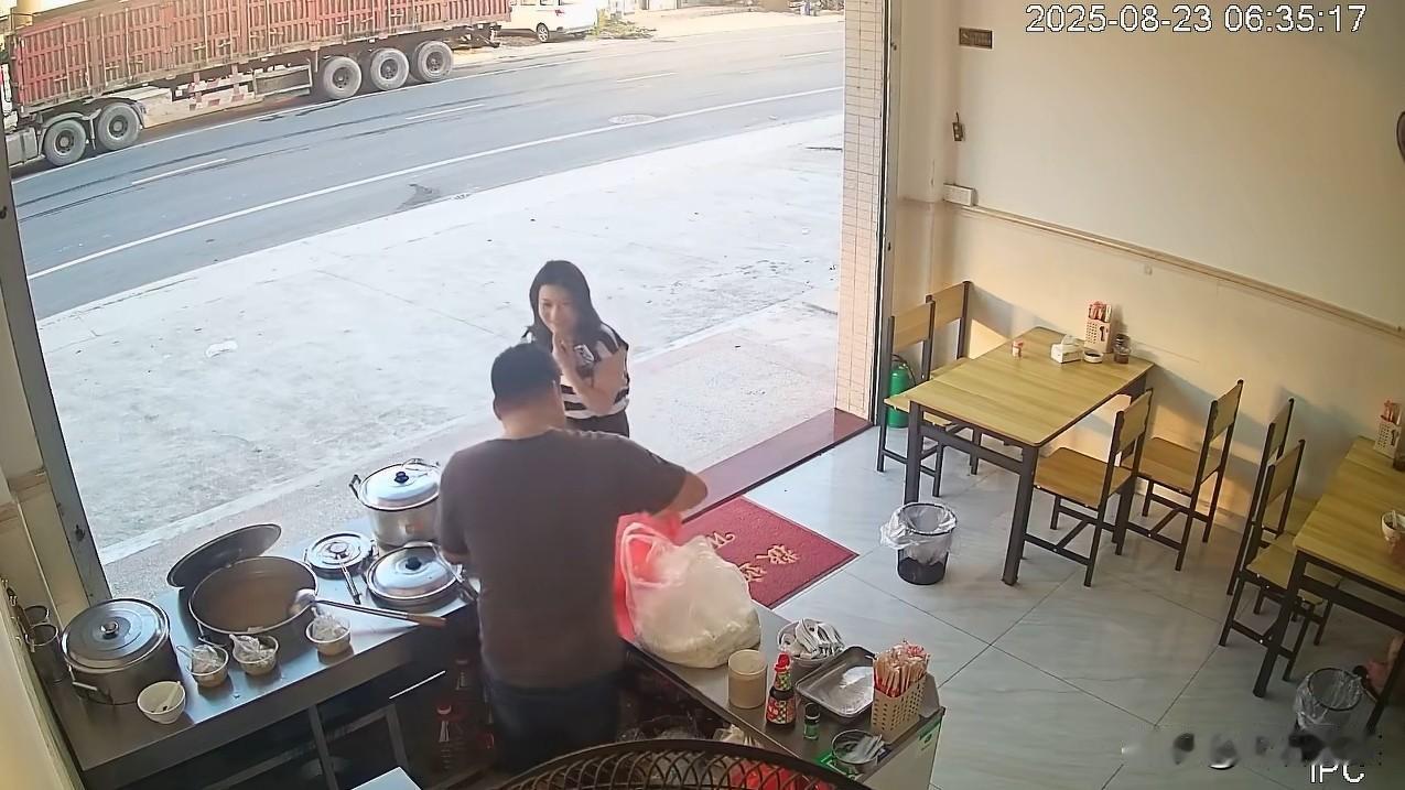 真快啊！广东惠州的肠粉店老板和初恋登记结婚了！16年没见，今年的8月23日偶遇，