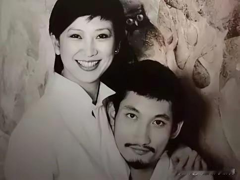 施南生年轻的时候非常漂亮，长得一副大女主的相。可惜她这一生被徐克给辜负了。她