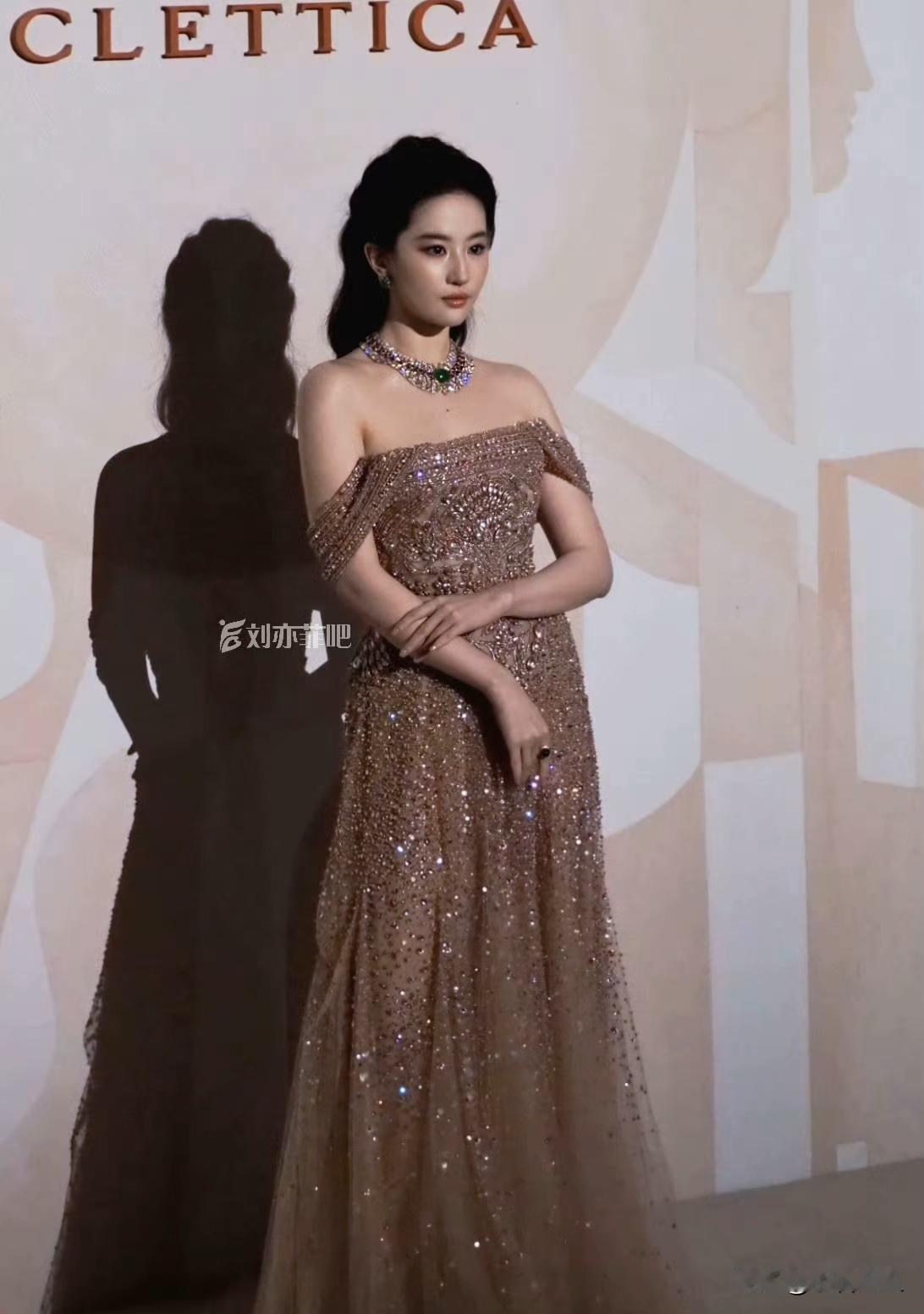 刘亦菲这次宝格丽晚宴的造型，真得唠唠，给咱内娱的穿搭审美提个醒！就9月7日