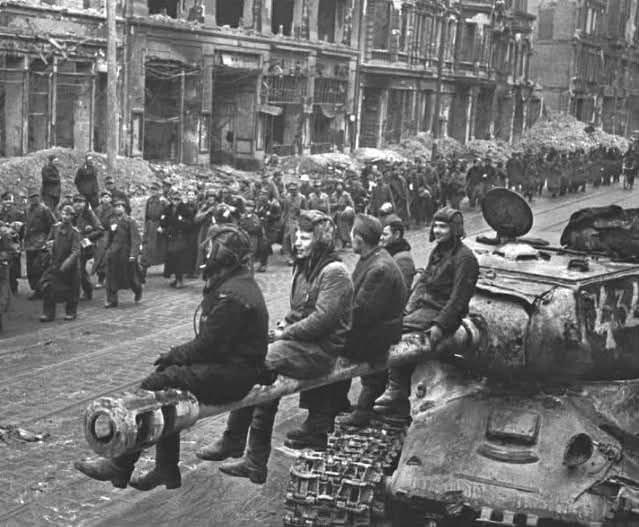 1945年5月，柏林，一辆苏联IS-2重型坦克的乘员正在监视一列德国战俘。